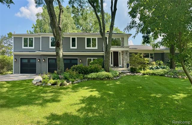 front view picture of 3029 S Westview Ct, Bloomfield Hills, MI. 48304