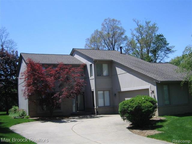 front view picture of 2766 Acorn Rd, Bloomfield Hills, MI. 48302