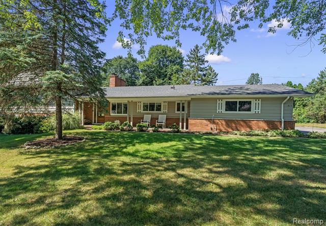 front view picture of 917 S Reading Rd, Bloomfield Hills, MI. 48304