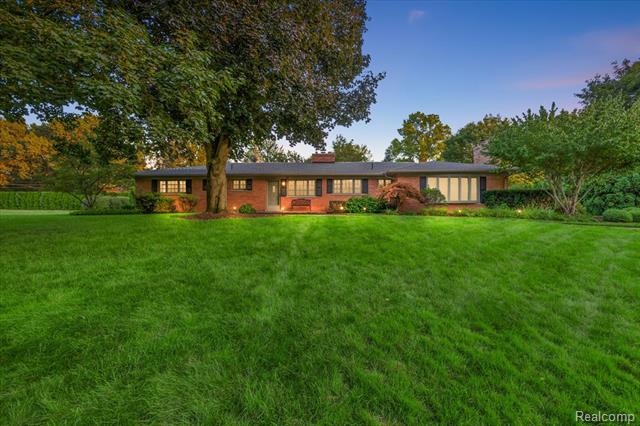 front view picture of 960 N Reading Rd, Bloomfield Hills, MI. 48304
