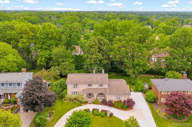 front view picture of 2374 Oak Ridge Ct, Troy, MI. 48098