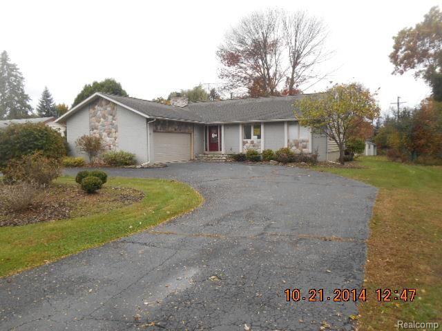front view picture of 2770 Colonial Trl, Bloomfield Hills, MI. 48304