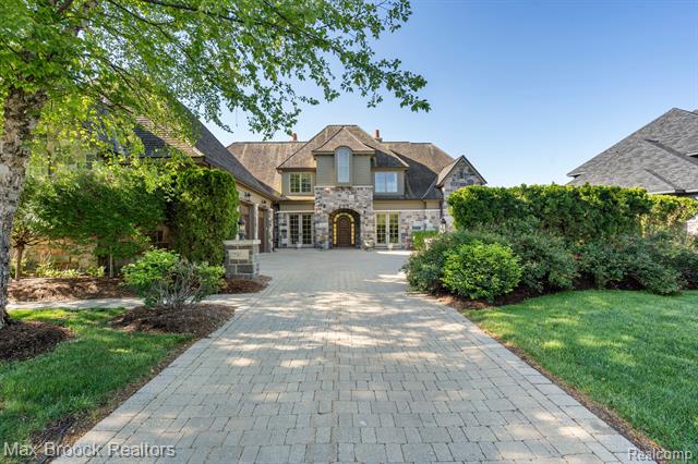 front view picture of 2921 Turtle Pond Ct, Bloomfield Hills, MI. 48302