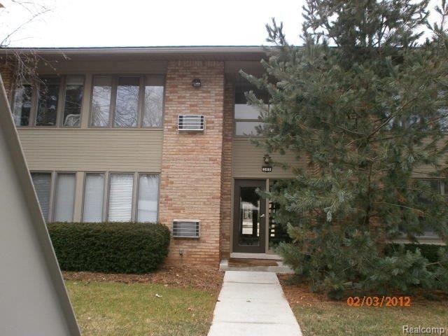 front view picture of 340 Concord Pl, Bloomfield Hills, MI. 48304