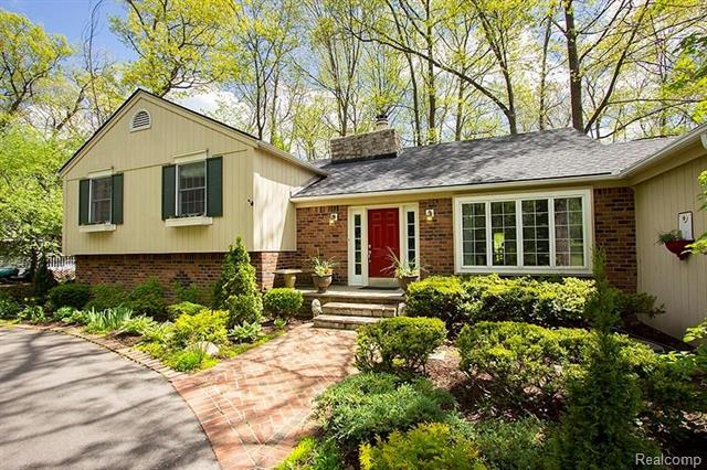 front view picture of 555 Kendry, Bloomfield Hills, MI. 48302