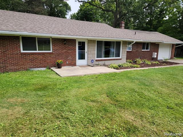 front view picture of 2479 Emerson Ave, Bloomfield Hills, MI. 48302