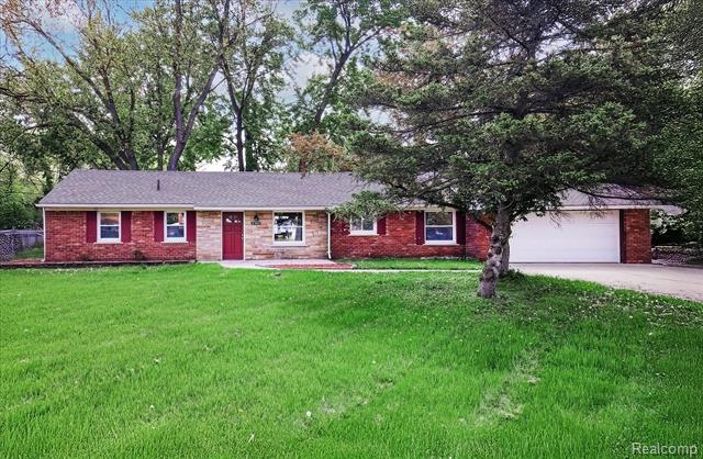 front view picture of 2365 Middlebelt Rd, West Bloomfield, MI. 48324