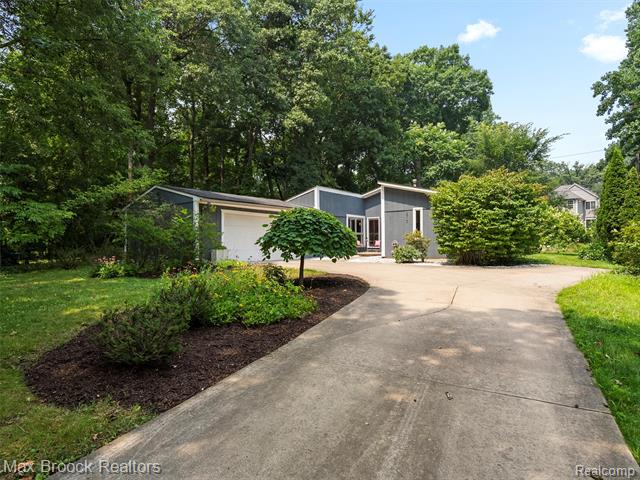 front view picture of 310 Kendry, Bloomfield Hills, MI. 48302