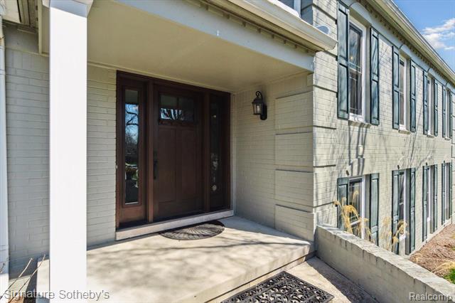 front view picture of 5896 Hunters Gate, Troy, MI. 48098