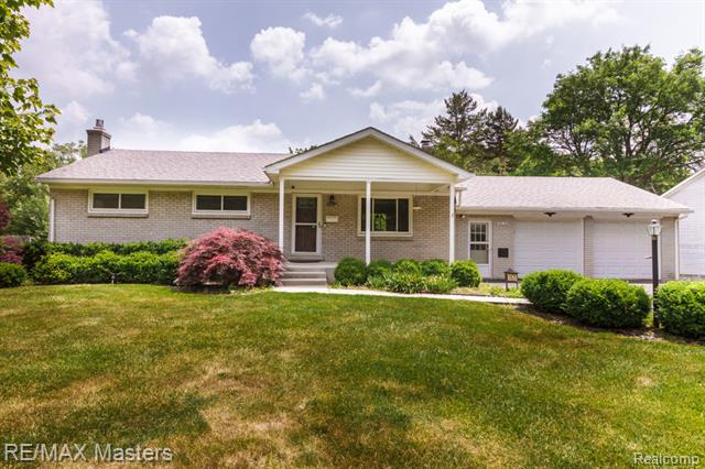 front view picture of 5820 Houghten St, Troy, MI. 48098