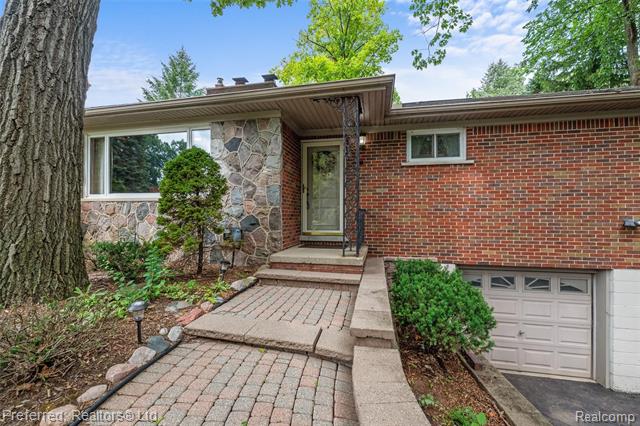 front view picture of 1700 Hamilton Dr, Bloomfield Hills, MI. 48302