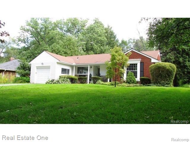 front view picture of 2373 Rutherford Rd, Bloomfield Hills, MI. 48302