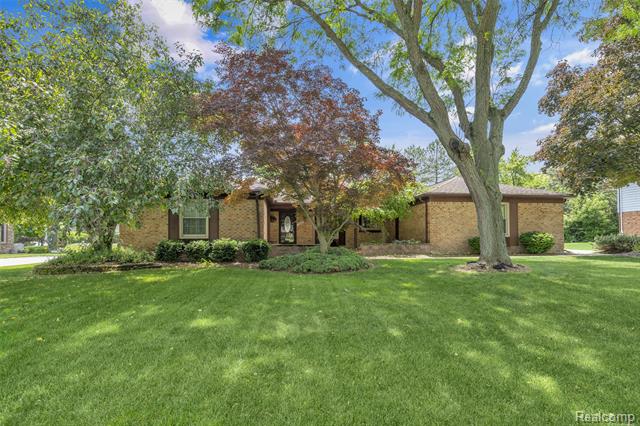 front view picture of 366 Tara Dr, Troy, MI. 48085
