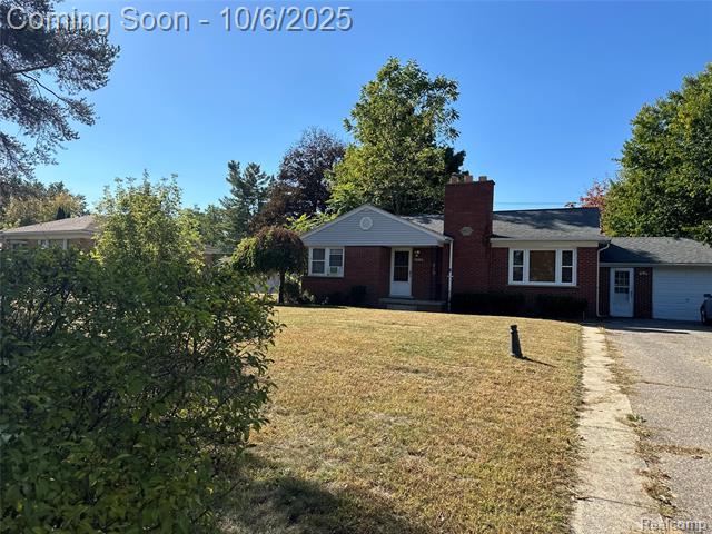 front view picture of 2216 Middlebelt Rd, West Bloomfield, MI. 48324