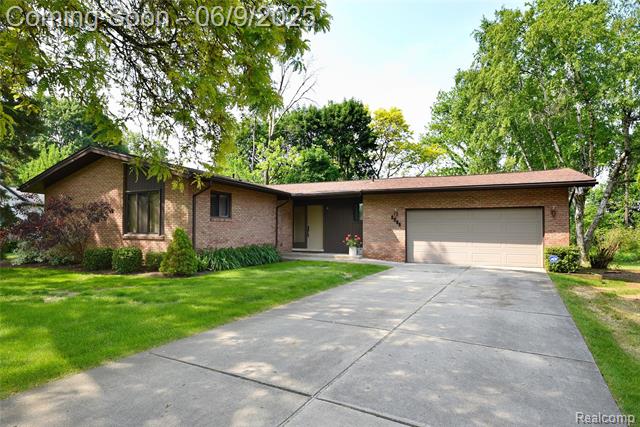 front view picture of 2268 Devonshire Rd, Bloomfield Hills, MI. 48302