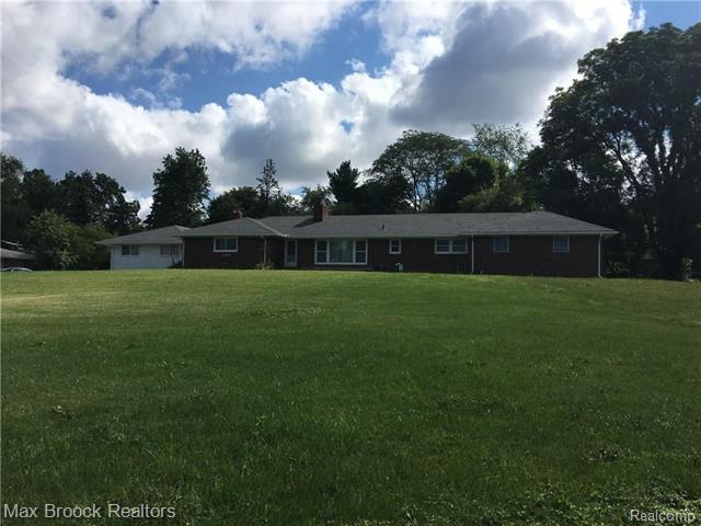 front view picture of 1705 Winthrop Rd, Bloomfield Hills, MI. 48302