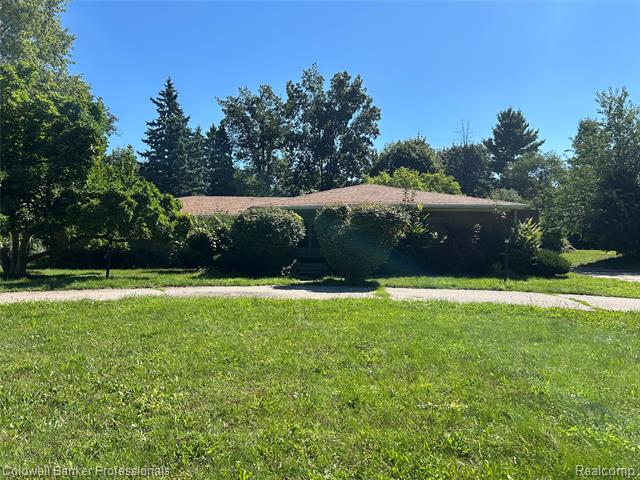 front view picture of 1661 Winthrop Rd, Bloomfield Hills, MI. 48302