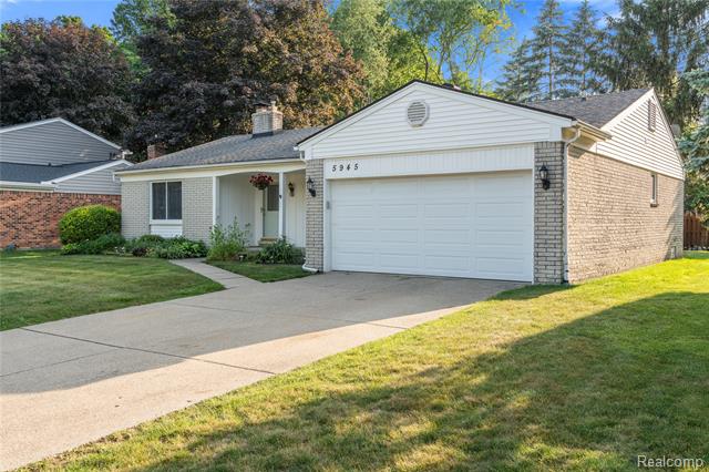 front view picture of 5945 Slate Dr, Troy, MI. 48085