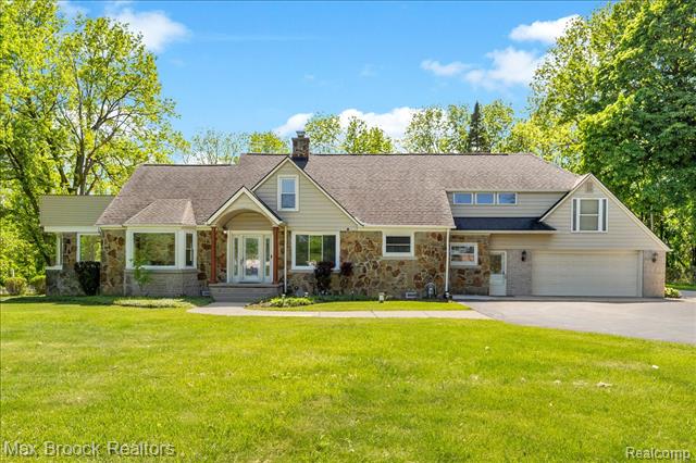 front view picture of 43747 Woodward Ave, Bloomfield Hills, MI. 48302