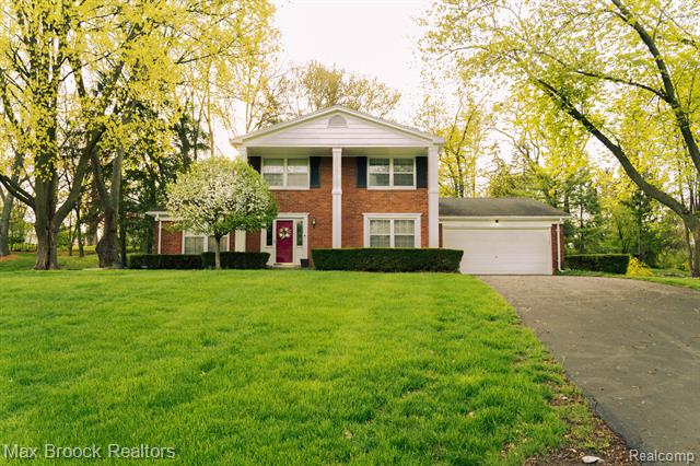 front view picture of 2166 Brenthaven Dr, Bloomfield Hills, MI. 48304