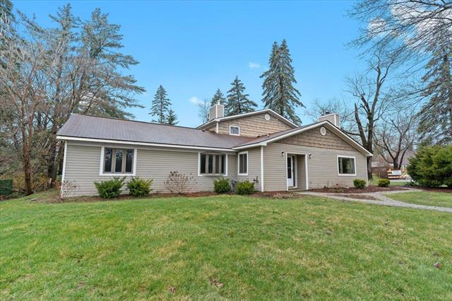 front view picture of 2128 Somerset Rd, Bloomfield Hills, MI. 48302