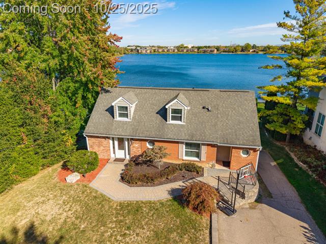 front view picture of 1675 Dell Rose Dr, Bloomfield Hills, MI. 48302