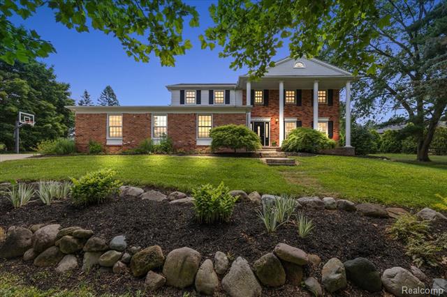front view picture of 2403 Red Maple Ct, Troy, MI. 48098