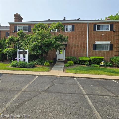 front view picture of 770 E Fox Hills Dr, Bloomfield Hills, MI. 48304