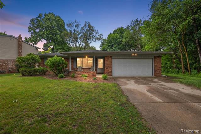 front view picture of 1462 3 Lakes Dr, Troy, MI. 48085