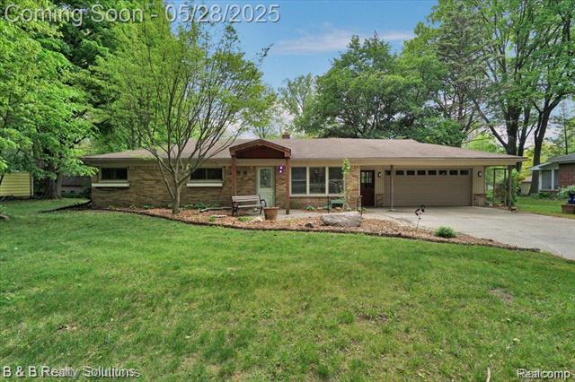 front view picture of 456 E Hurst Dr, Troy, MI. 48085