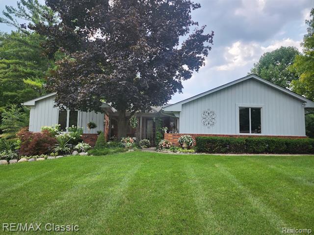 front view picture of 1530 Ashover Dr, Bloomfield Hills, MI. 48304