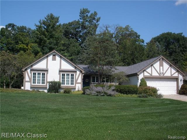 front view picture of 1477 Ashover Dr, Bloomfield Hills, MI. 48304