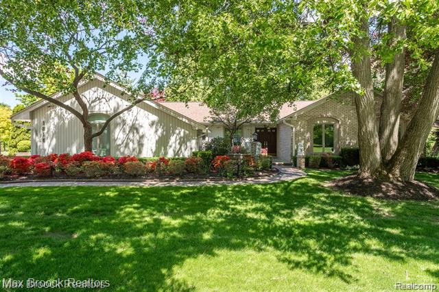front view picture of 1816 Ledbury Dr, Bloomfield Hills, MI. 48304