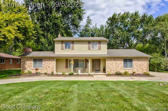 front view picture of 337 E Hurst Dr, Troy, MI. 48085