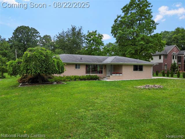 front view picture of 6525 Norton Dr, Troy, MI. 48085