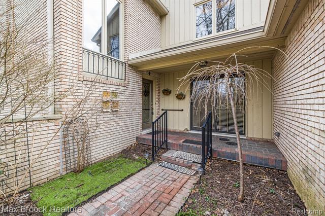 front view picture of 1157 Hillpointe Cir, Bloomfield Hills, MI. 48304