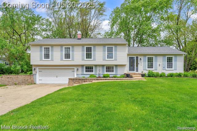 front view picture of 591 S Spinningwheel Ln, Bloomfield Hills, MI. 48304