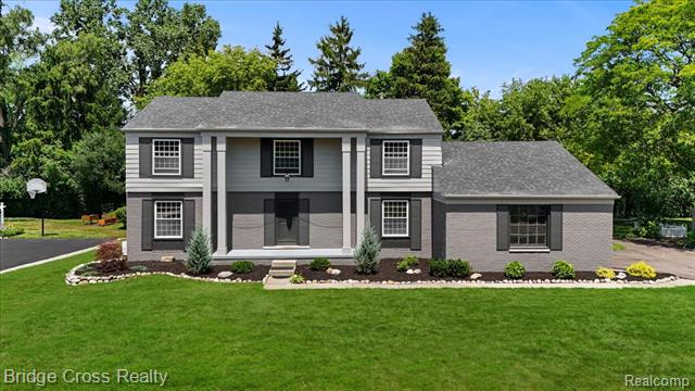 front view picture of 655 S Spinningwheel Ln, Bloomfield Hills, MI. 48304