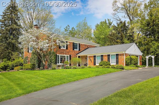 front view picture of 647 S Spinningwheel Ln, Bloomfield Hills, MI. 48304