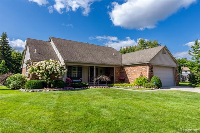 front view picture of 900 Drew Dr, Troy, MI. 48098