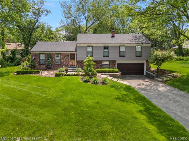 front view picture of 1987 Fox River Dr, Bloomfield Hills, MI. 48304