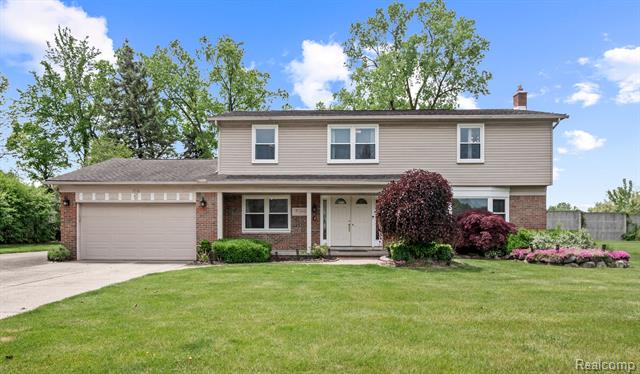 front view picture of 1916 Squirrel Valley Dr, Bloomfield Hills, MI. 48304