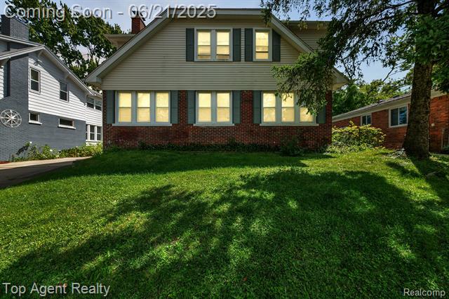 front view picture of 136 Alice Ave, Bloomfield Hills, MI. 48302