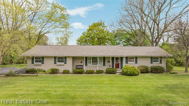 front view picture of 1675 Ledbury Dr, Bloomfield Hills, MI. 48304