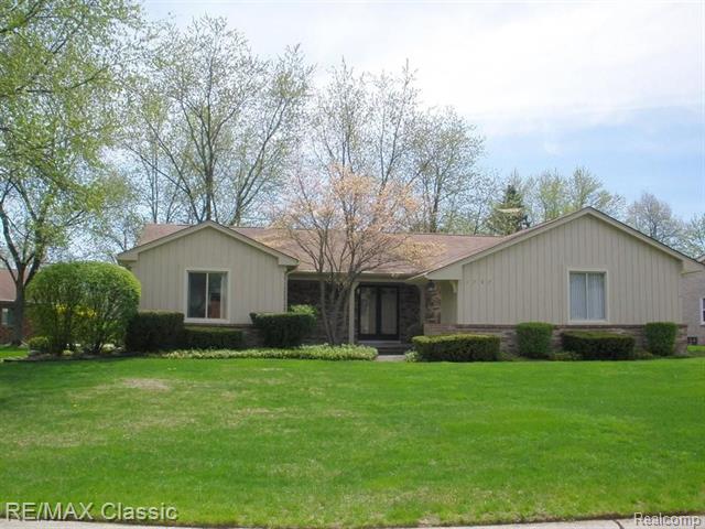 front view picture of 1797 Brookview Cir, Bloomfield Hills, MI. 48304