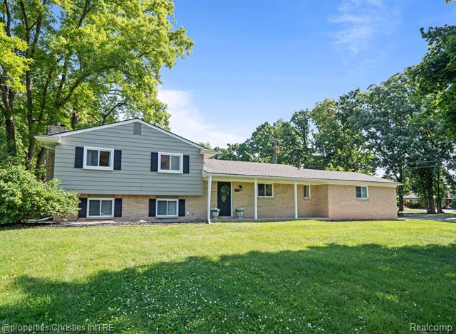 front view picture of 495 Lesdale Dr, Troy, MI. 48085