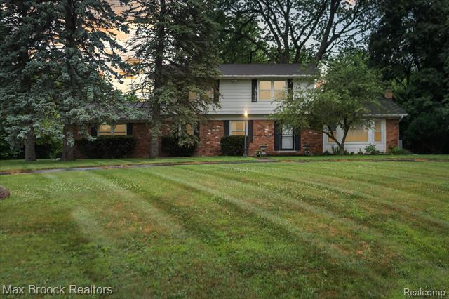 front view picture of 6810 Killarney Dr, Troy, MI. 48098