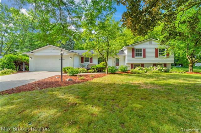 front view picture of 536 Fox River Dr, Bloomfield Hills, MI. 48304
