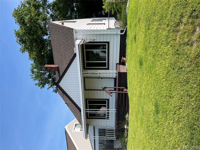 front view picture of 44 Pleasantview Dr, Pontiac, MI. 48341