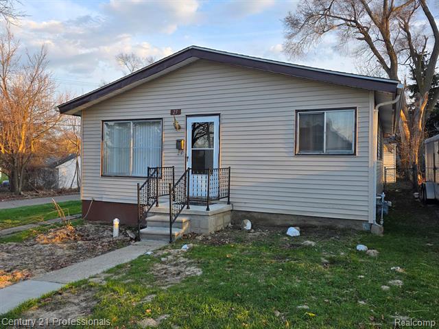 front view picture of 23 Hillsmont Ave, Pontiac, MI. 48341